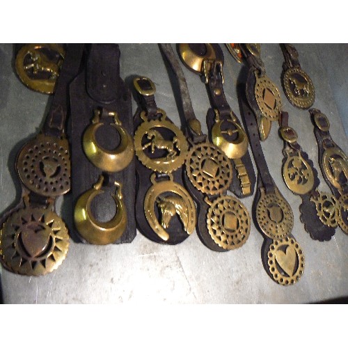 386 - 20 x single & double face piece straps and horse brasses, mostly Victorian or first half 20th Centur... 