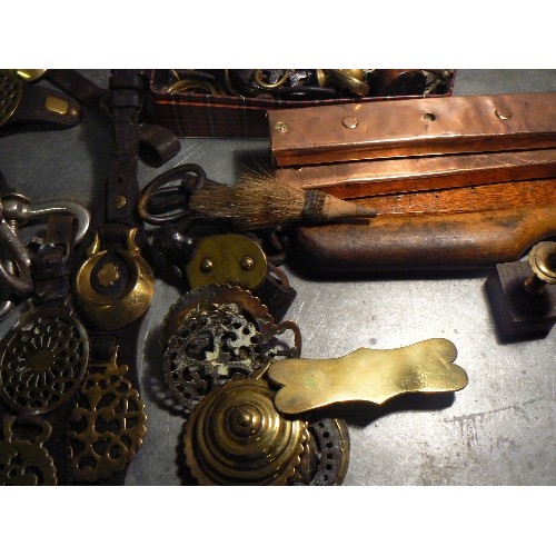 394 - LAST HORSE BRASS LOT. Good mixed lot including plumes, 8 X martingale & display straps with some goo... 