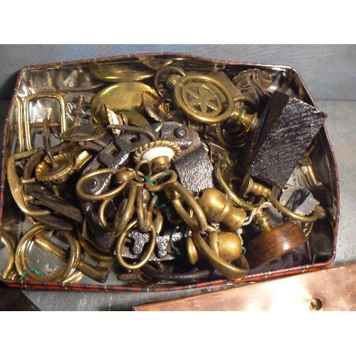 394 - LAST HORSE BRASS LOT. Good mixed lot including plumes, 8 X martingale & display straps with some goo... 