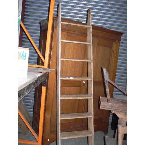 310 - Victorian pine library ladder steps with 8 treads- well made piece