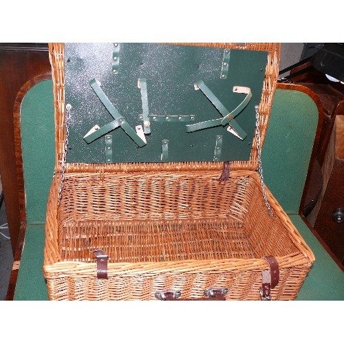 336 - Large wicker picnic hamper with fittings for cutlery and crockery