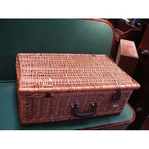 336 - Large wicker picnic hamper with fittings for cutlery and crockery