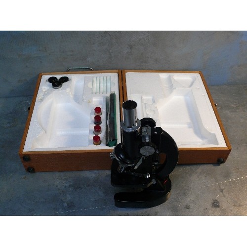 247 - A very good quality microscope by Solus. Multiple lenses 40X to 1200X, in fitted box complete with g... 