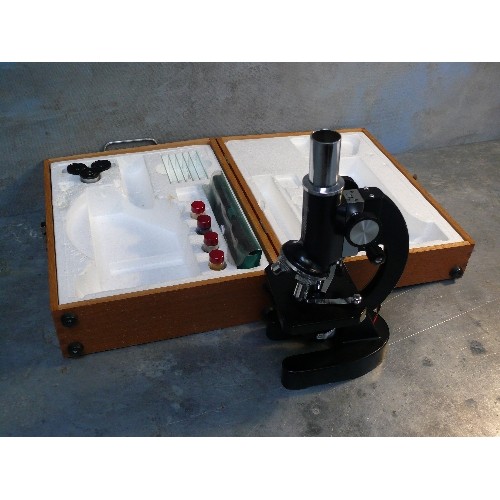 247 - A very good quality microscope by Solus. Multiple lenses 40X to 1200X, in fitted box complete with g... 