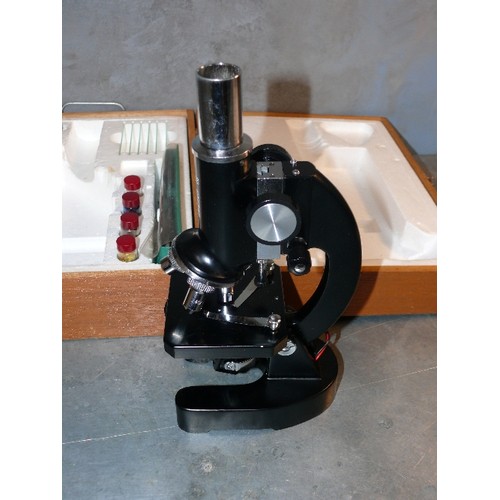 247 - A very good quality microscope by Solus. Multiple lenses 40X to 1200X, in fitted box complete with g... 