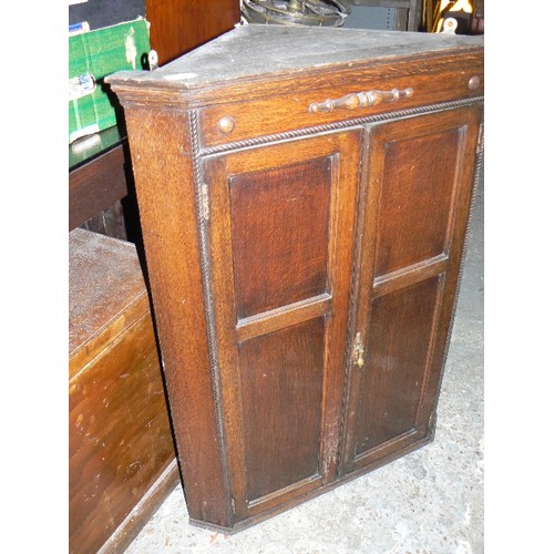 420 - 1920's oak corner cupboard with panelled doors, rope beading and 2 shelves