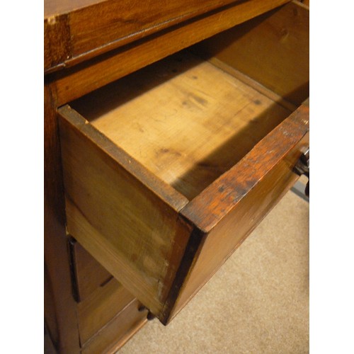 434 - Victorian mahogany chest of drawers 2 over 3, original turned knobs, on bun feet. 95cm x 47cm x 102c... 