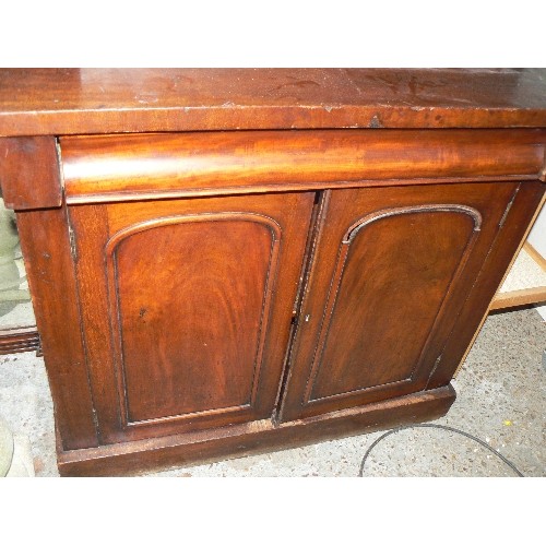 439 - Victorian mahogany chiffonier sideboard with panelled doors  and a drawer, with bookcase top