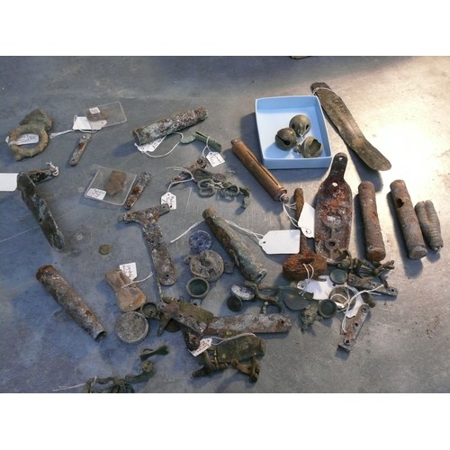 123 - BOX OF MIXED METAL DETECTING FINDS INCLUDING ROMAN ITEMS (TERRET OR REIN RING, PALLET KNIFE ETC) MED... 