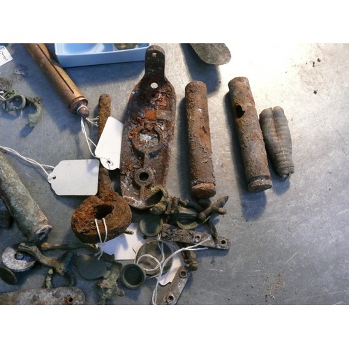 123 - BOX OF MIXED METAL DETECTING FINDS INCLUDING ROMAN ITEMS (TERRET OR REIN RING, PALLET KNIFE ETC) MED... 