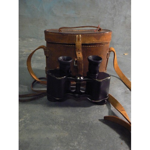 255A - Pair of WW1 to WW2 military binoculars by Dollond of London - Prismatic X 6, in original leather cas... 