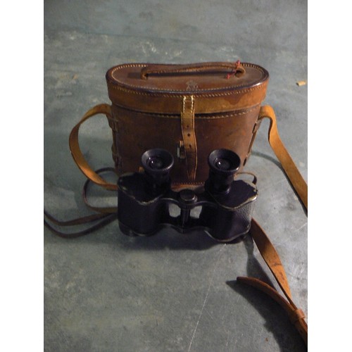 255A - Pair of WW1 to WW2 military binoculars by Dollond of London - Prismatic X 6, in original leather cas... 