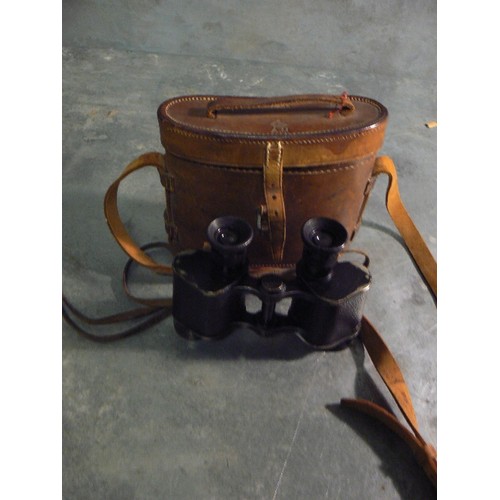 255A - Pair of WW1 to WW2 military binoculars by Dollond of London - Prismatic X 6, in original leather cas... 