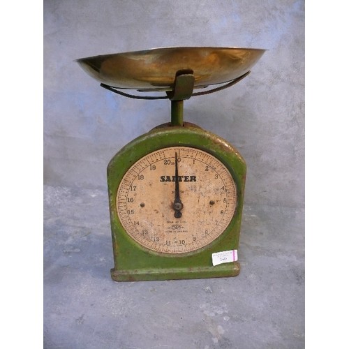 240 - Vintage Salter's kitchen scales 20lb by 1 oz with their original brass pan.