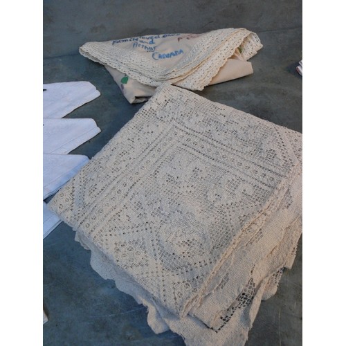 340 - LINEN WITH AMERICAN PROVENANCE. Vintage linen including a set of 6 damask napkins embroidered with r... 