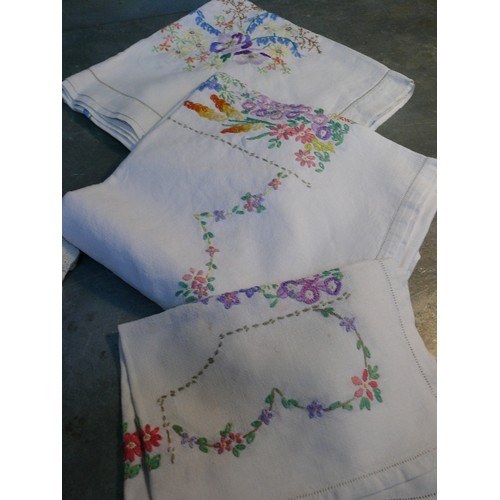 340 - LINEN WITH AMERICAN PROVENANCE. Vintage linen including a set of 6 damask napkins embroidered with r... 