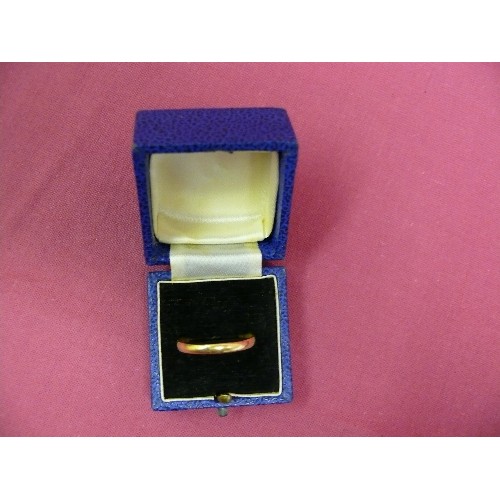 9 - A 18ct GOLD WEDDING BAND SIZE Q WEIGHT 1.65 GR.