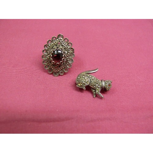 40 - A TURKISH SILVER DRESS RING WITH LARGE RED STONE PLUS A SILVER AND MARASITE CAT BROOCH.