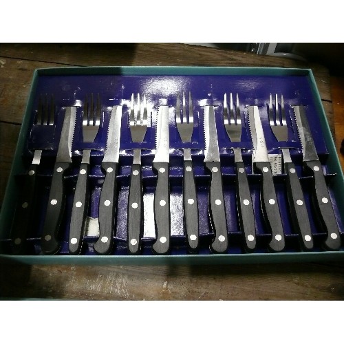 VINERS 12 PIECE PIZZA/STEAK SET, NEW AND BOXED.
