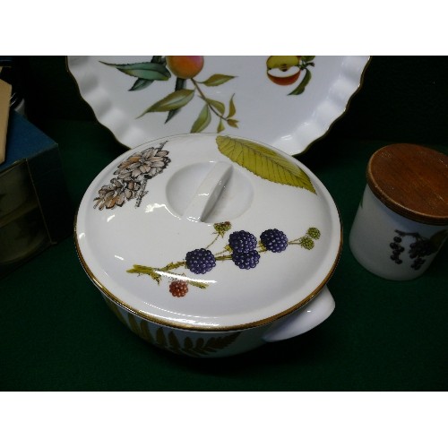 71 - ROYAL WORCESTER EVESHAM FLAN DISH, BOXED RAMEKINS, A SMALL LIDDED POT, ROYAL HARVEST LIDDED TUREEN B... 