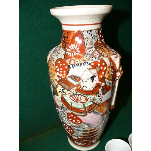 73 - VARIOUS DECORATIVE JAPANESE ITEMS INCLUDING A SATSUMA VASE.