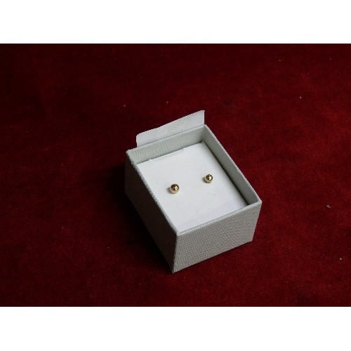 15 - A PAIR OF 9CT GOLD STUD EARRINGS.