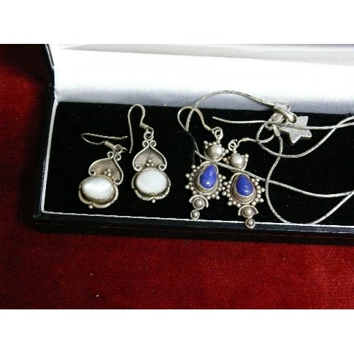 22 - A SILVER COLLECTION OF TWO PAIRS OF EARRINGS, TWO NECKLACES WITH PENDANTS, ONE NECKLACE AND A BANGLE... 