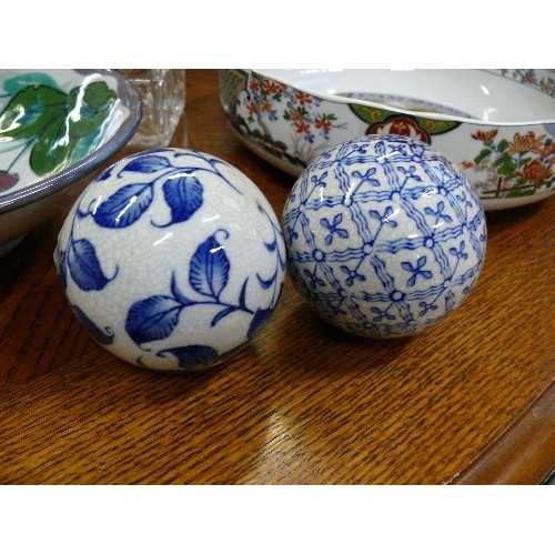 442 - HIGHLAND STONEWARE BOWL AND TWO BLUE CERAMIC SPHERES.