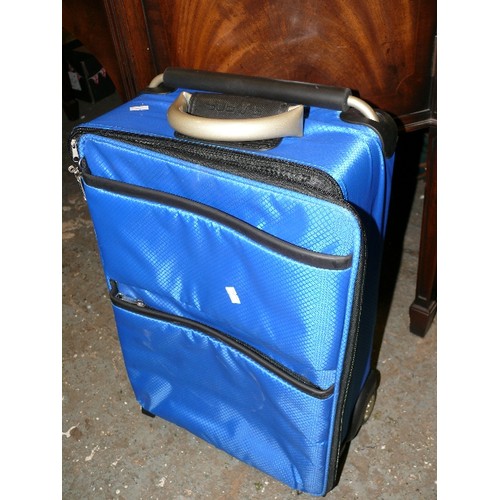 547 - SMALL BLUE TRAVEL CASE ON WHEEL WITH PULL OUT HANDLE.