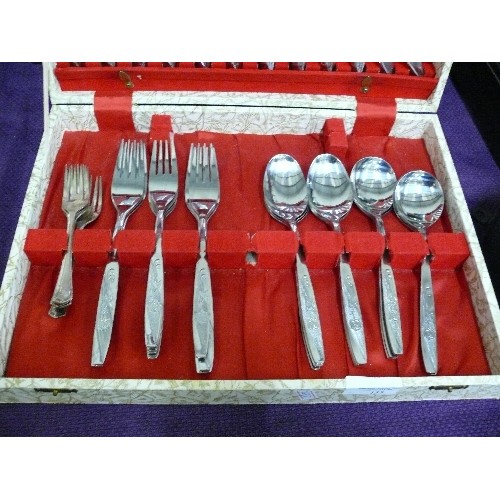 133 - VINTAGE BOXED CUTLERY SET.