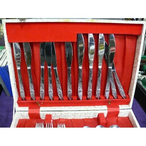 133 - VINTAGE BOXED CUTLERY SET.