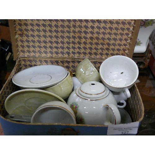 216 - SMALL VINTAGE SUITCASE WITH CONTENTS OF DOLLS TEASET AND FRYING PANS.