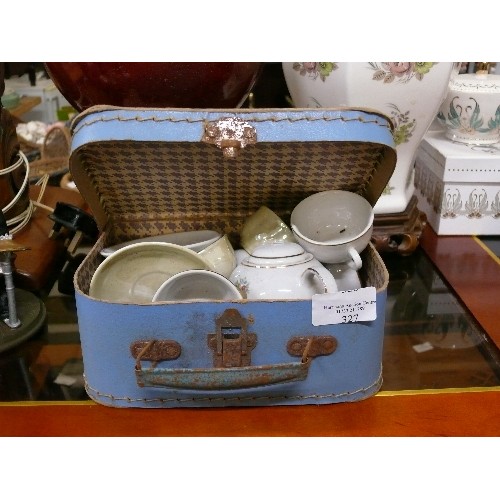 216 - SMALL VINTAGE SUITCASE WITH CONTENTS OF DOLLS TEASET AND FRYING PANS.