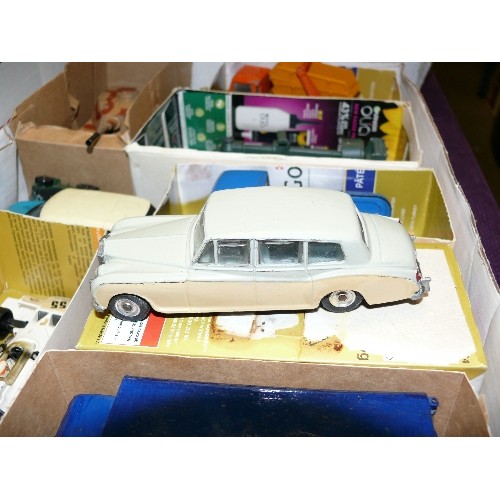 199 - MIXED COLLECTORS BOX OF CARS AND OTHER VEHICLES INCLUDING DINKY, CORGI AND MATCHBOX.