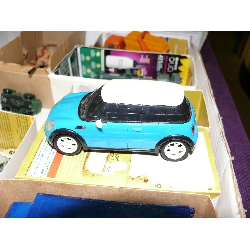 199 - MIXED COLLECTORS BOX OF CARS AND OTHER VEHICLES INCLUDING DINKY, CORGI AND MATCHBOX.