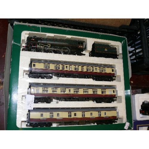 275 - HORNBY RAILWAYS 'THE BRISTOLIAN' TRAIN SET WITH CERTIFICATE, TRAIN, COAL WAGON AND THREE PASSENGER C... 