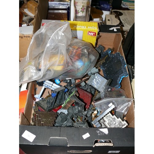 285 - BOX OF TOY CONSTRUCTION SET PARTS, TOW TRUCK, DRAGONS, CASTLE.