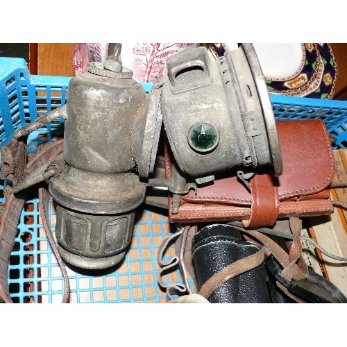 303 - TRAY OF VINTAGE COLLECTABLES INCLUDING GUINESS CUP, LANTERN, BINOCULARS, CARTRIDGE BELTS, SHOE LAST ... 