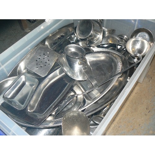 387 - LARGE BOX OF STAINLESS STEEL CATERING EQUIPMENT.