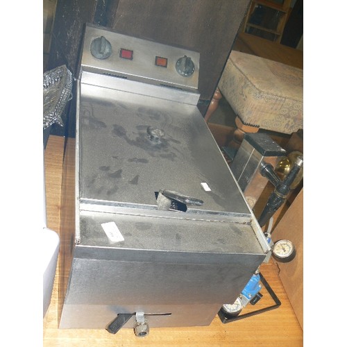 394 - LARGE COMMERCIAL DEEP FAT FRYER