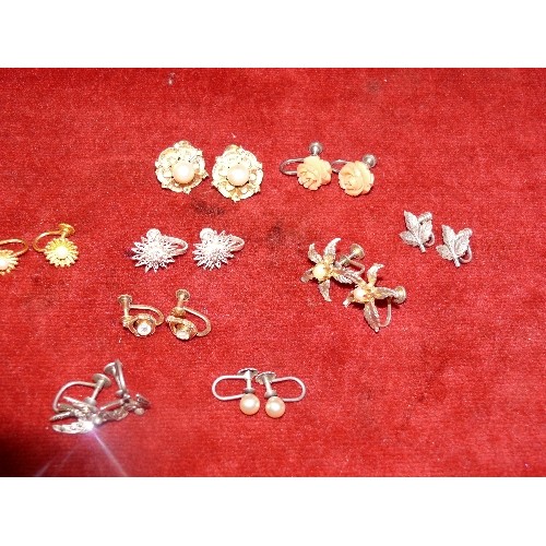 5 - COLLECTION OF NINE PAIRS OF SCREW FASTENING EARRINGS IN BOTH SILVER AND GOLD COLOURED METALS - FLOWE... 