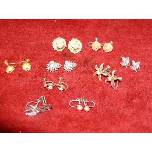 5 - COLLECTION OF NINE PAIRS OF SCREW FASTENING EARRINGS IN BOTH SILVER AND GOLD COLOURED METALS - FLOWE... 