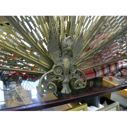 353 - DECORATIVE BRASS PEACOCK FAN FIRE SCREEN.