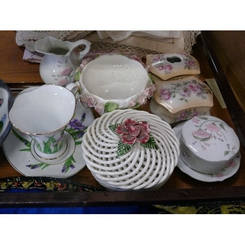 345 - VARIOUS DECORATIVE CHINA ITEMS PLUS A SELECTION OF WICKER BASKETS.