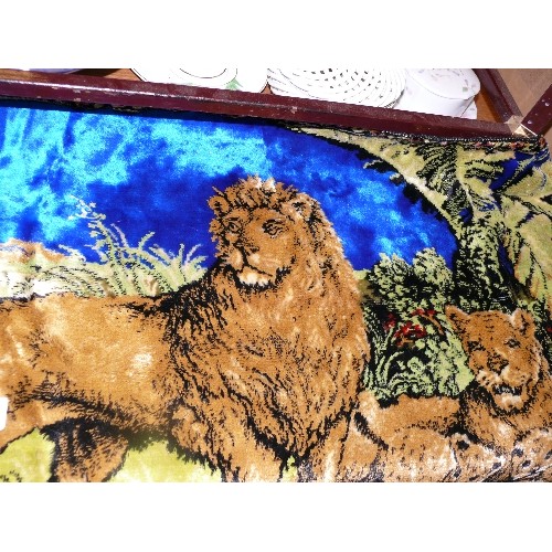 346 - VERY NICE RUG/WALL HANGING DEPICTING A FAMILY OF LIONS.