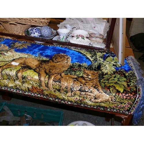 346 - VERY NICE RUG/WALL HANGING DEPICTING A FAMILY OF LIONS.