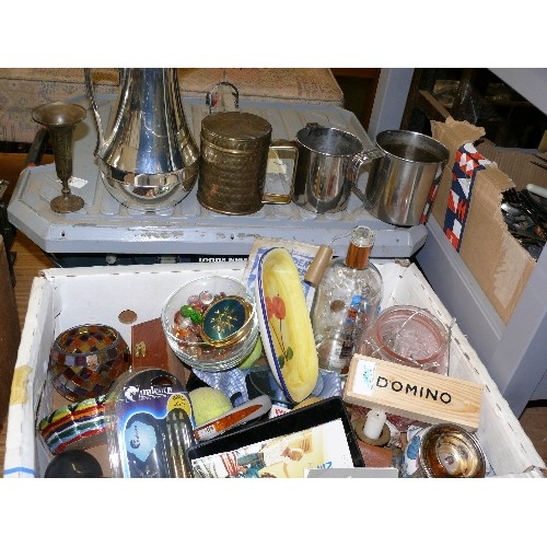 400 - MIXED BOX OF VARIOUS DECORATIVE AND COLLECTABLE ITEMS.