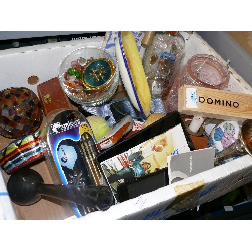 400 - MIXED BOX OF VARIOUS DECORATIVE AND COLLECTABLE ITEMS.