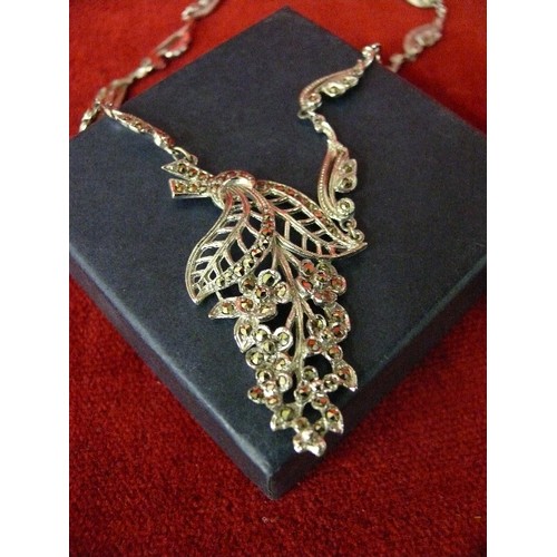 5A - STUNNING VINTAGE  MARCASITE NECKLACE IN FLORAL DESIGN.