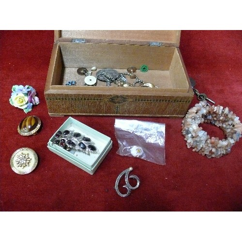 4B - SMALL WOODEN JEWELLERY BOX WITH COSTUME JEWELLERY - BROOCHES,  BRACELET, FOB WATCH KEYS ETC.